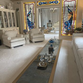 Graceland - Elvis's living room - Museums Near Me - Memphis, Tennessee Graceland - Elvis's living room - Museums Near Me - Memphis, Tennessee