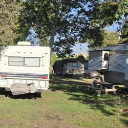 Eagle's Nest Resort - Sites are close to each other. Space 28 right across from office. My trailer and neighbor's slide-out. Too close for comfort.