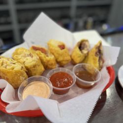 Spankys Pub House - Mac n cheese and bacon egg rolls