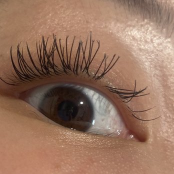 Stacy Lash and Skin - Tips splitting after a couple of days. - Eyelash Service Near Me - Los Angeles, California