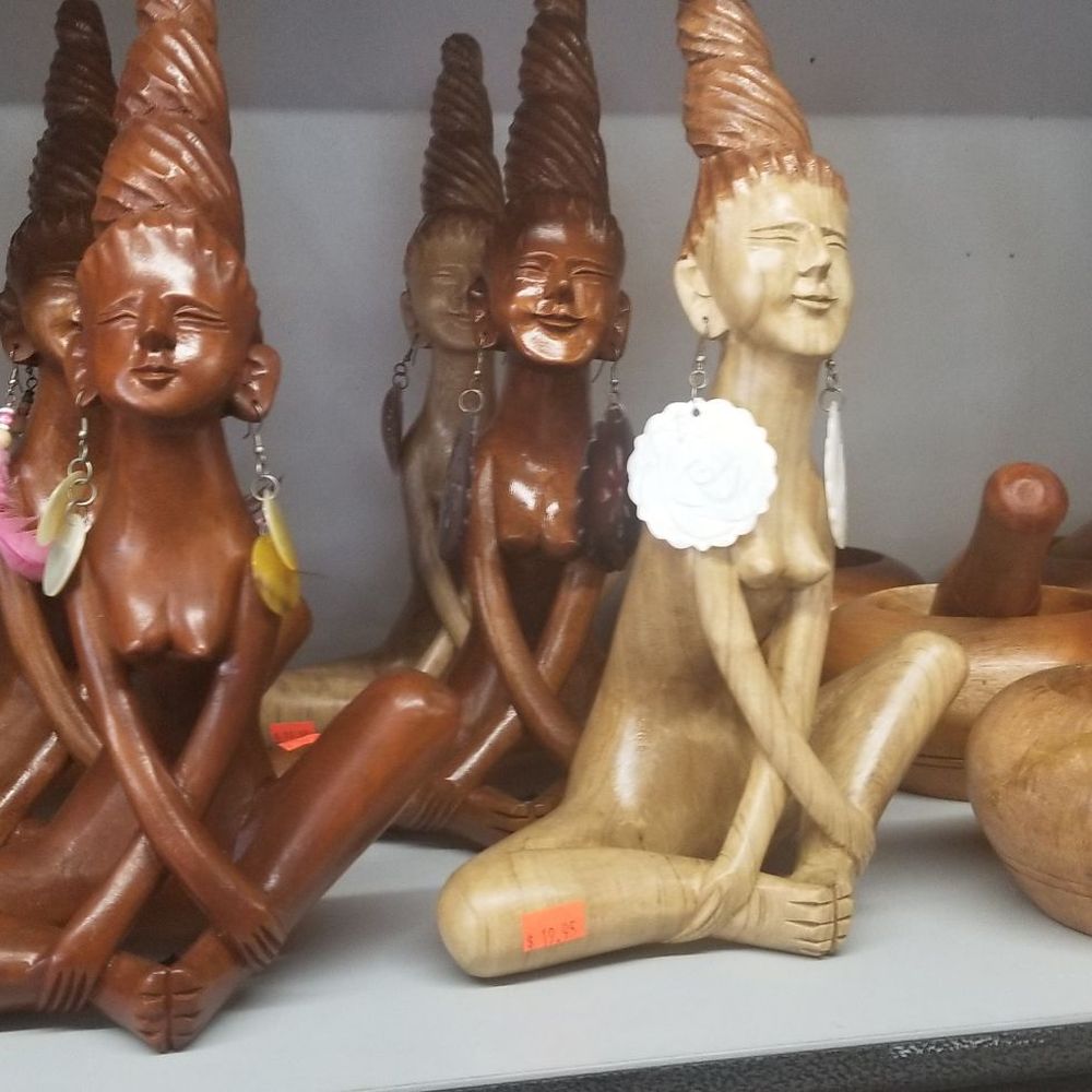 Dolly's Handicraft - Jewelry Near Me - Hilo, Hawaii