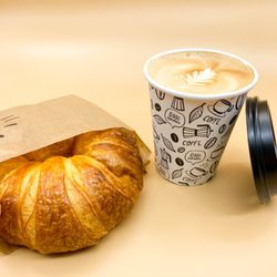 Menta y Chocolate - Café para llevar con croissant