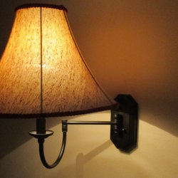 Indian Head Motel - over-bed antiques