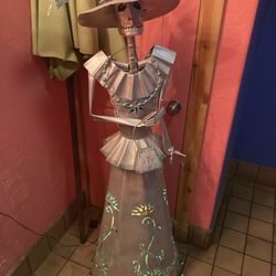 Nessa's Cafe - Statue in bathroom