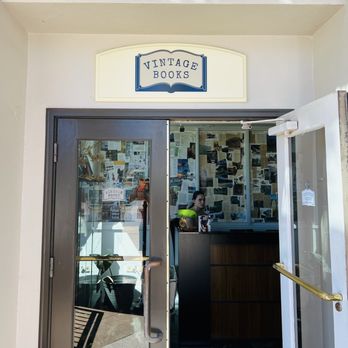 Vintage Books - Entrance to the bookstore facade. - Speakeasies Near Me - Honolulu, Hawaii