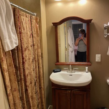 The DeBary Inn - Notice the vanity, broken doors, worn, no knobs. - Hotels Near Me - Summit, New Jersey