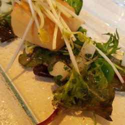 Gasthaus Lege - Heilbutt mit Erbsenaprossen und Topinambur. Vorspeise vom Menu.
