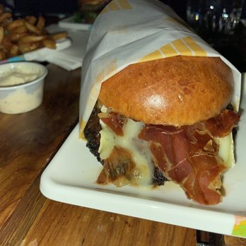 Darling Aviary - Bushthit - Bars Near Me - Sacramento, California