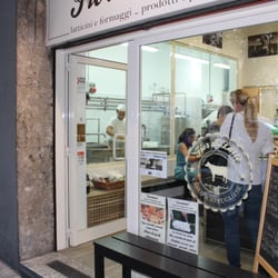 Caseificio Fiordilatte - LABORATORIO ARTIGIANALE CON PRODUZIONE A VISTA DI LATTICINI E FORMAGGI FRESCI E STAGIONATI