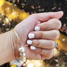 Color: White chalk gelish Color: White chalk gelish