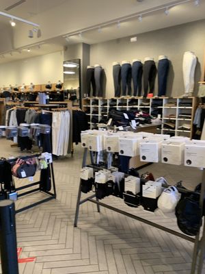 lululemon by null