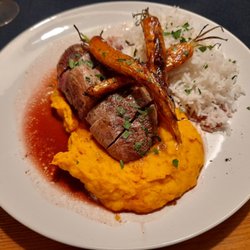 Edelsberger Gastwirtschaft - Entenbrust mit Kürbispürree, geschmorten Ofenkarotten, Orangenweinsauce & Reis