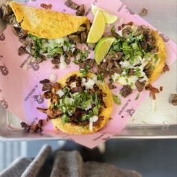 Vampiro, quesa taco, al pastor de trompo Vampiro, quesa taco, al pastor de trompo