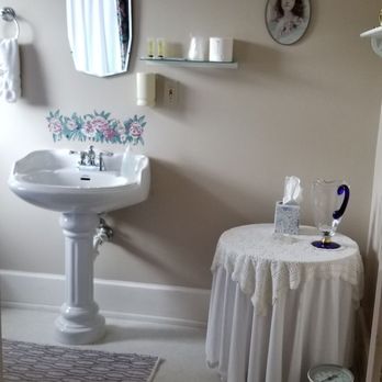Hinson House Bed & Breakfast - Quaint full bathroom - Bed & Breakfast Near Me - Marianna, Florida Hinson House Bed & Breakfast - Quaint full bathroom - Bed & Breakfast Near Me - Marianna, Florida