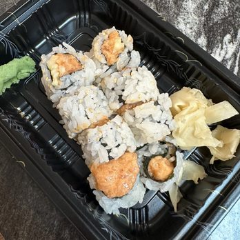 Hanamo - Spicy Salmon Roll - Sushi Bars Near Me - Closter, New Jersey