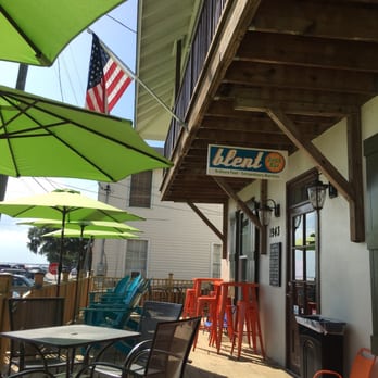 Blent Juice Bar - tables and chairs outside - Juice Bars & Smoothies Near Me - Mandeville, Louisiana