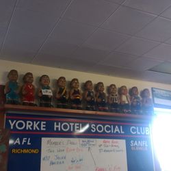 Yorke Hotel - Statues