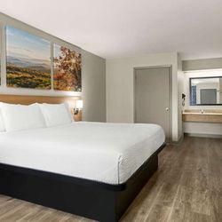 Days Inn by Wyndham Fulton - Guest room