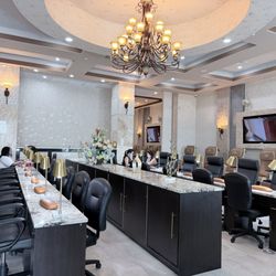 Venezia Nail Spa - Beautiful spacious salon, many stations and very clean and well attended.