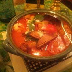 Thai Thaani - Gebratenes Entenfleisch in rotem Curry mit Kokosmilch, Lychee, Trauben, Ananas und Thaibasilikum