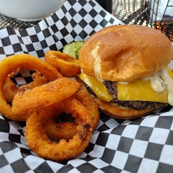 Streetcar Kitchen & Pub - Ideal burger with onion rings