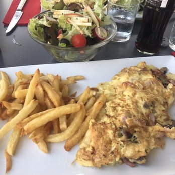 Le Bistrot - Tortilla de bacon, queso y patatas con patatas fritas y ensalada. Muy rico. - Restaurants Near Me - Narbonne, 11