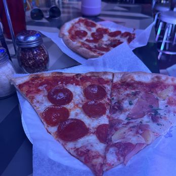 Ziggys Magic Pizza Shop - Pepperoni, Maui Wowie (Hawaiian) and The Boss Slice, yummy - Pizza Near Me - Phoenix, Arizona Ziggys Magic Pizza Shop - Pepperoni, Maui Wowie (Hawaiian) and The Boss Slice, yummy - Pizza Near Me - Phoenix, Arizona