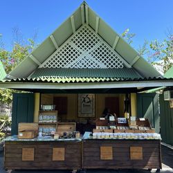 Ali'i Gardens Marketplace - This place has wonderful soap