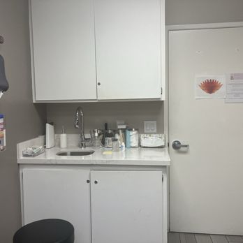 Amir Larian, MD - Exam room - Dermatologists Near Me - Burbank, California Amir Larian, MD - Exam room - Dermatologists Near Me - Burbank, California