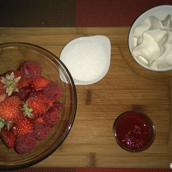 Bistro le 443 - Fraises Mara des Bois, Chantilly, sucre,coulis de fraises - Bistros Near Me - Saran, 45