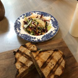 El Mesón de los 3 Magos - Emparedado de roasbeef y ensalada rústica.