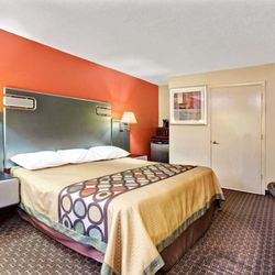 Super 8 by Wyndham Kissimmee/Maingate/Orlando Area - 1 King Bed Room