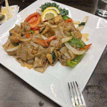 KhunYas - Tofu drunken noodles - Thai Near Me - Williamsburg, Virginia