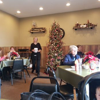 Brady J's - Decorated for Christmas - American Near Me - Bloomfield, New York