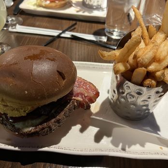 Red Heat Tavern - American Near Me - Milford, Massachusetts