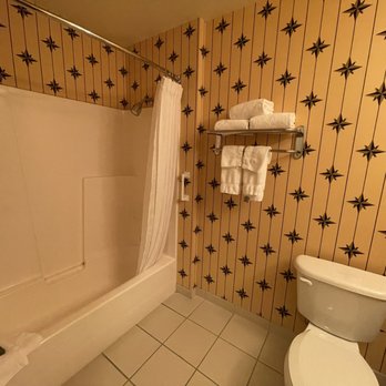Plaza Inn and Suites - Bath-tub/shower stand-in - Hotels Near Me - Ashland, Oregon
