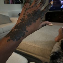 Glamour Threading & Body Wax - This was after the henna dried. The details were lost, and it just looked like a big glob