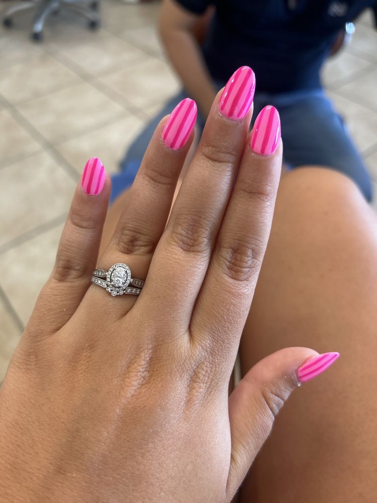 T Nails Logo