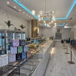 Le French Patisserie - Inside