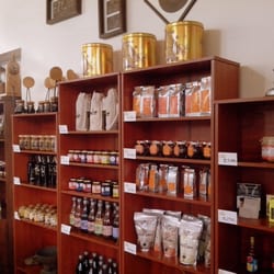 Café Emporio Da Noi - Estantería con productos gourmet
