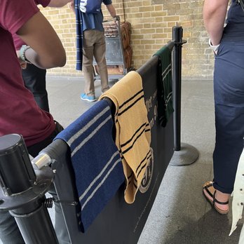 THE HARRY POTTER SHOP AT PLATFORM 9 3/4 - Updated November 2024 - 555 ...