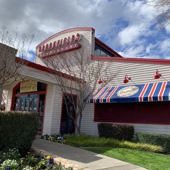 Brookfields Restaurant - 03.10.19 entrance with automatic doors - American Near Me - Roseville, California
