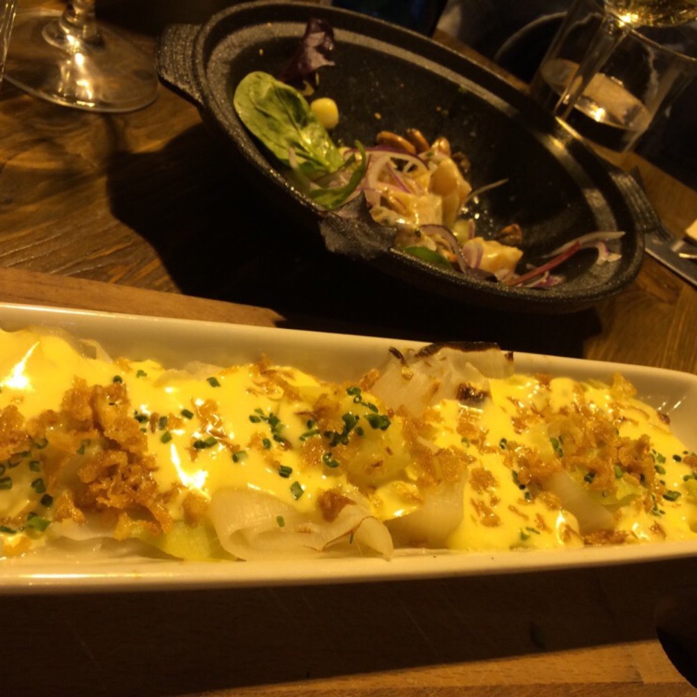 Perro Viejo - Leeks with Hollandaise sauce! Creamy buttery goodness!! - Tapas Bars Near Me - Seville, SE Perro Viejo - Leeks with Hollandaise sauce! Creamy buttery goodness!! - Tapas Bars Near Me - Seville, SE
