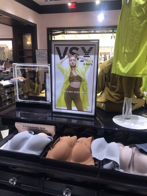 ヴィクシー　スキャンダラス Victoria's Secret & PINK, 13350 Dallas Pkwy, Ste 1600