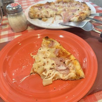Il Ponte Vecchio Pizzeria - Hawaiian Pizza...o..m..g!!! Soooo good!! - Pizza Near Me - Sunny Isles Beach, Florida