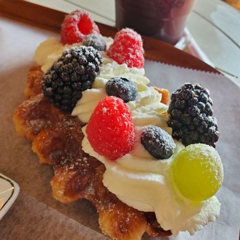 Chateau De Chantilly Cafe - Croffle with fruit (4/5) - Bakeries Near Me - Chantilly, Virginia