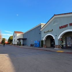Donut Time - Next to cigarettes and Foodmaxx; plenty of parking.