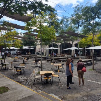 Jardín de Cerveza Hércules - Beautiful outdoor atmosphere - Bars Near Me - Santiago de Querétaro, QUE