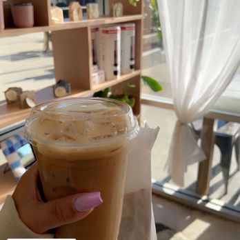 Twee Coffee - Vanilla Bean Honey Cinnamon Almond Milk Latte & coffee cake - Coffee & Tea Near Me - Riverside, California