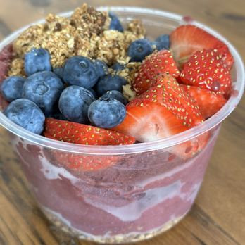Maureen's Ice Cream & Desserts - Açaí bowl with granola, strawberries and blueberries - Ice Cream & Frozen Yogurt Near Me - Bethany Beach, Delaware Maureen's Ice Cream & Desserts - Açaí bowl with granola, strawberries and blueberries - Ice Cream & Frozen Yogurt Near Me - Bethany Beach, Delaware